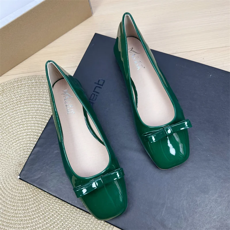 

2025 Summer New Shallow Mouth Square Head Flat Bottom Ballet Shoes Lacquer Leather Bow Large Size Casual Women's Shoes