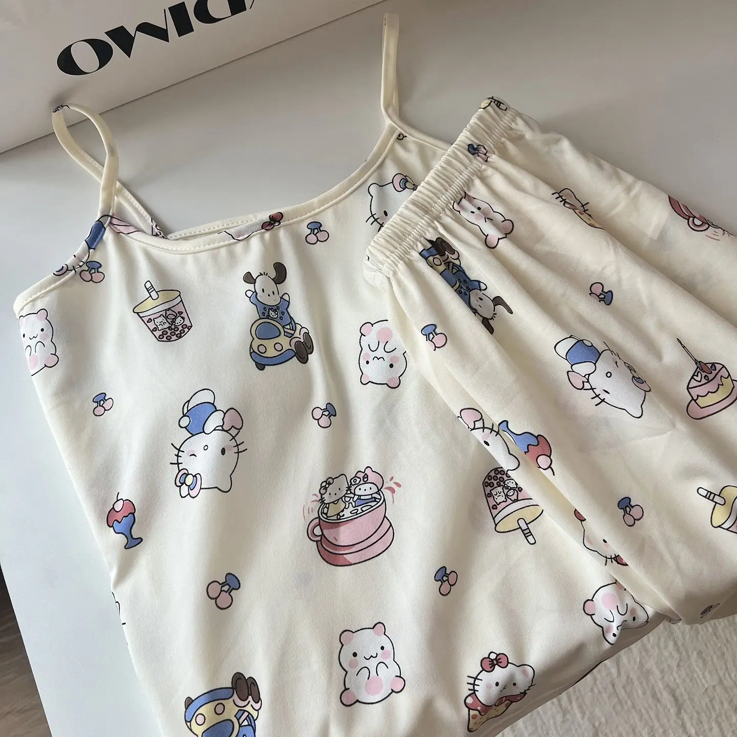 

Комплект пижамы Pochacco Hello Kitty: летние шорты на бретелях с принтом KT, удобная мягкая домашняя одежда, подарок для девочки, милый комплект