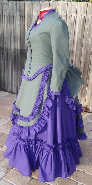 1872 สีเทาและสีม่วงผ้าฝ้ายคึกคักชุดยุคกลาง Victorian Southern Belle Ball Gown ชุดสําหรับสตรี