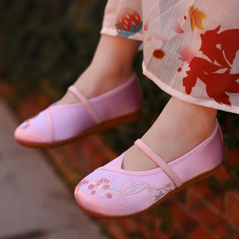 Kids Dress Hanfu Shoes 2026 New Fashion Girls Chinese Style Shoes Festival Princess Traditional Children Embroidered Flat Shoes