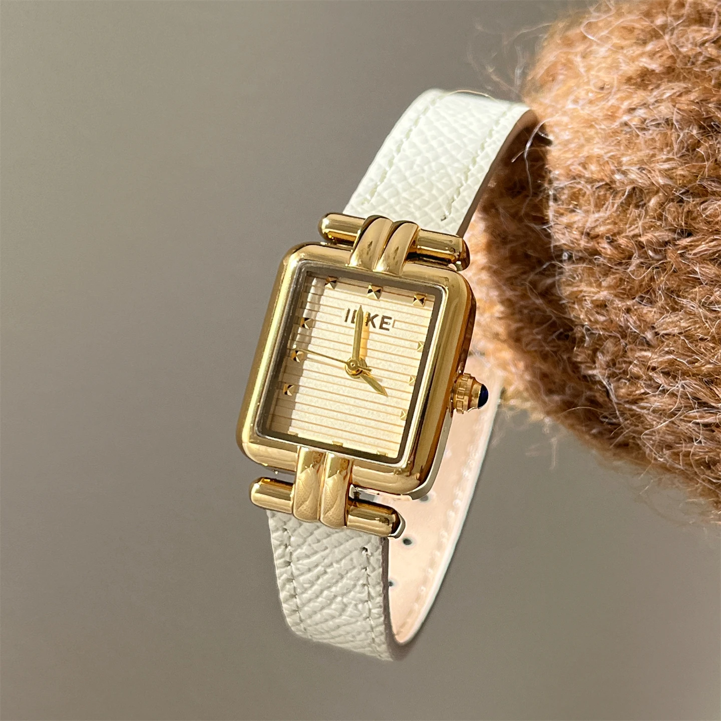 

Platinum T-shaped women's watch, retro style, elegant and sophisticated, a fashionable quartz wristwatch for students.