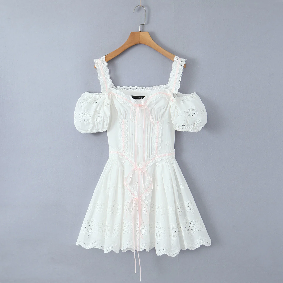 فستان نسائي صغير مطرز بالزهور ، ياقة مربعة ، مكشوف الكتفين ، أكمام منفوخة ، دانتيل ، حلو ، عطلة ، مهنة ، شاطئ ، صيف