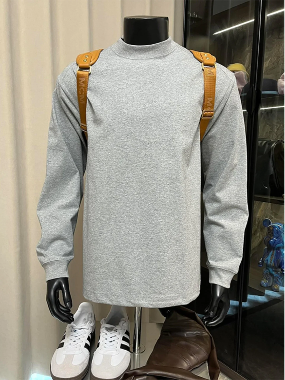 

Мужская футболка оверсайз из плотного трикотажа с широкими плечами и небольшим воротником для повседневной носки осенью и зимой