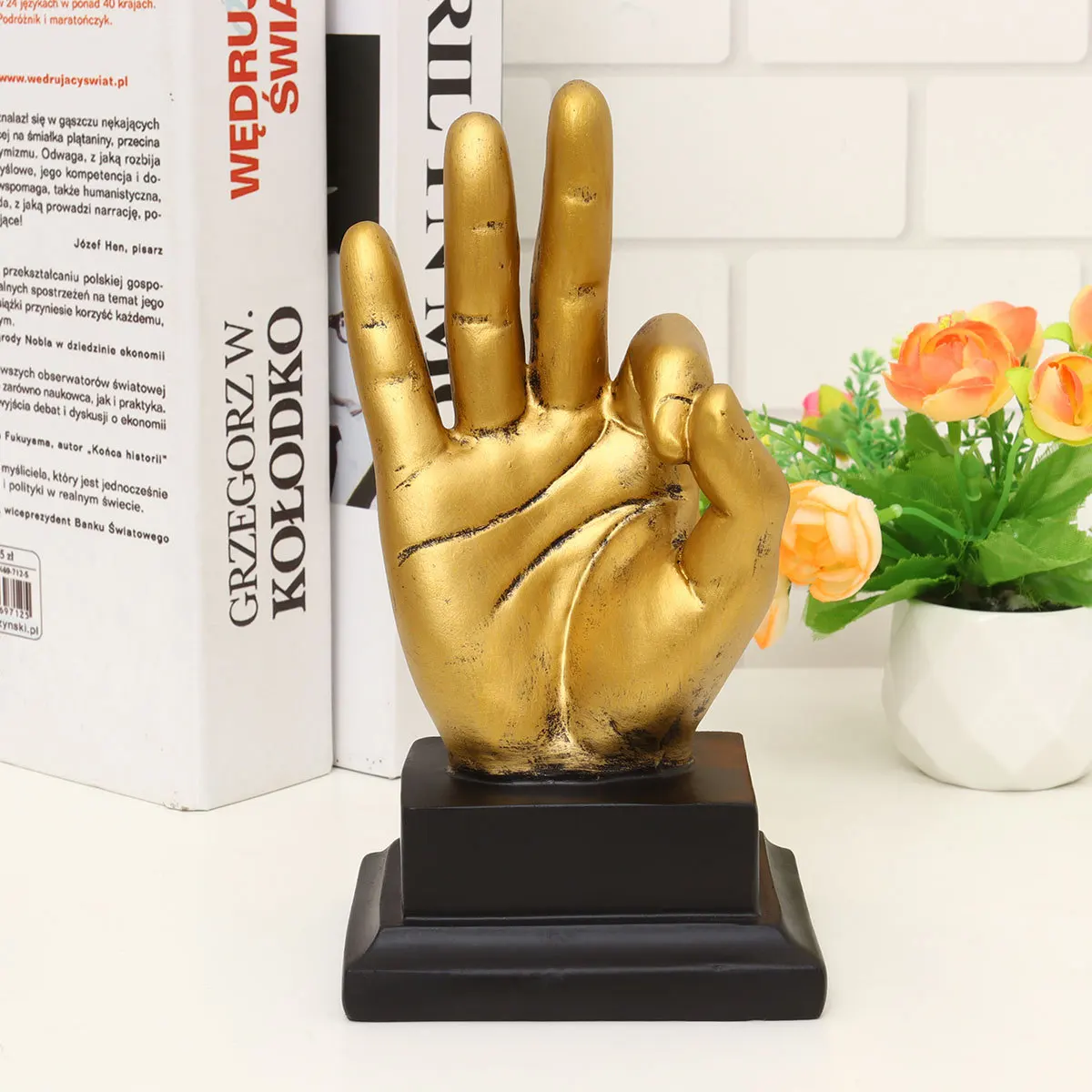 

1Pcs Golden Success Gesture Sculpture Style Resin Home Decor Premium Craftsmanship Non-Harmful Materials American