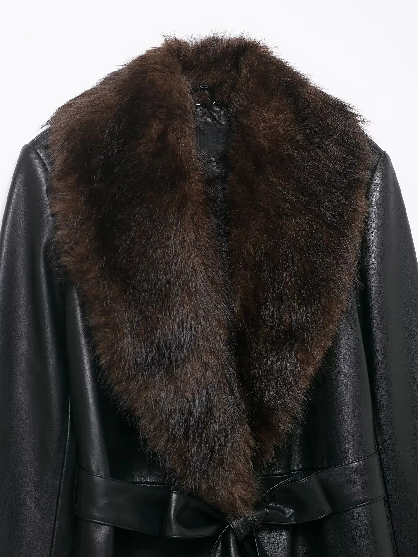 معطف نسائي شتوي جديد لعام 2025 غير رسمي أنيق ومتعدد الاستخدامات وطية صدر السترة مع حزام وتأثير من الفرو الصناعي