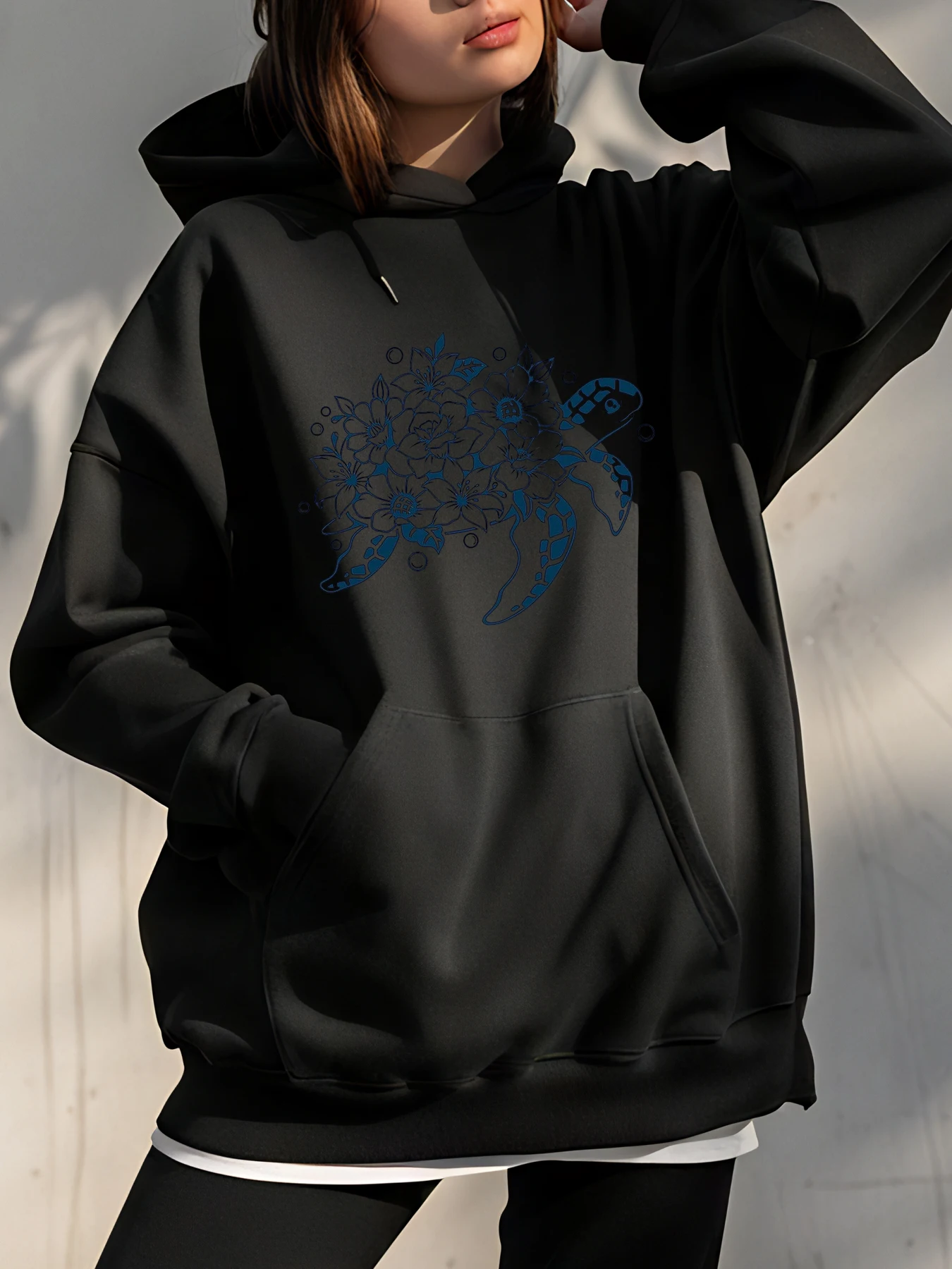 

Синяя толстовка с принтом черепахи и мандалы с цветочными деталями для повседневного ношения на открытом воздухе