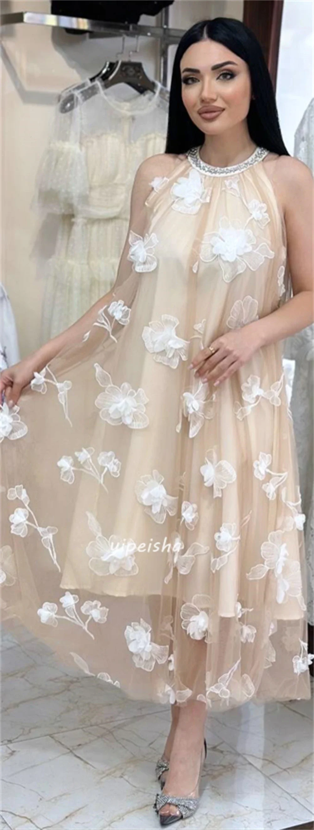 Maßgeschneidertes Netzblumen-Strass-Abschluss-Midikleid in A-Linie mit hohem Kragen und maßgeschneidertem Anlasskleid