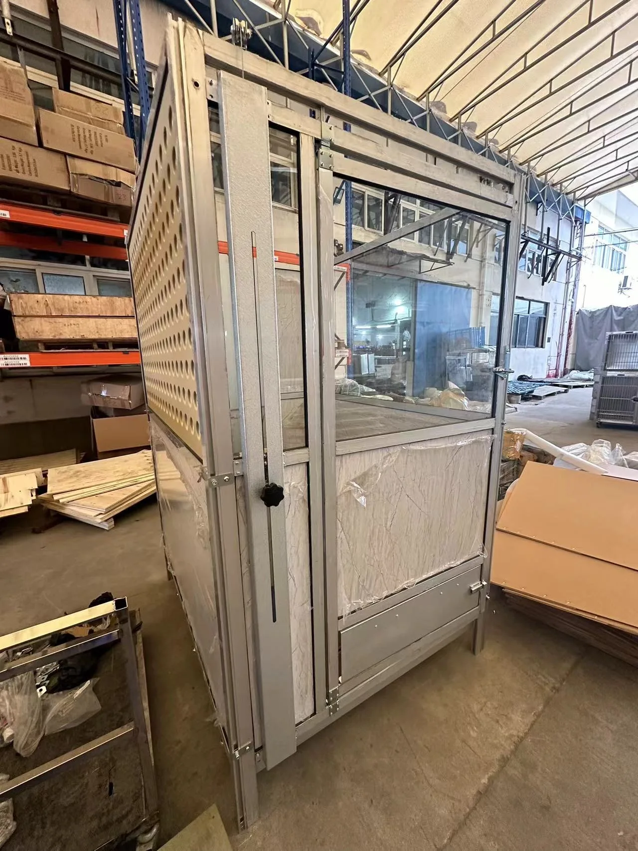 Canil de aço inoxidável selado e isolado Sem infecção Canil de gaiola de descarga higiênica Grande espaço Canil confortável