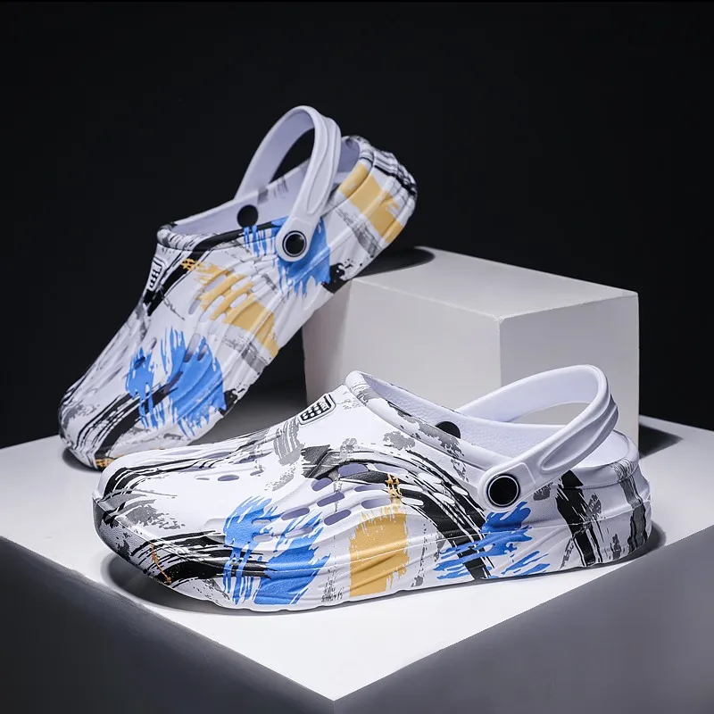 Men Summer Clogs Graffiti Splash Paint Graphic Print Water Shoes Breathable Vents Adjustable Strap Streetwear Casual Sandals