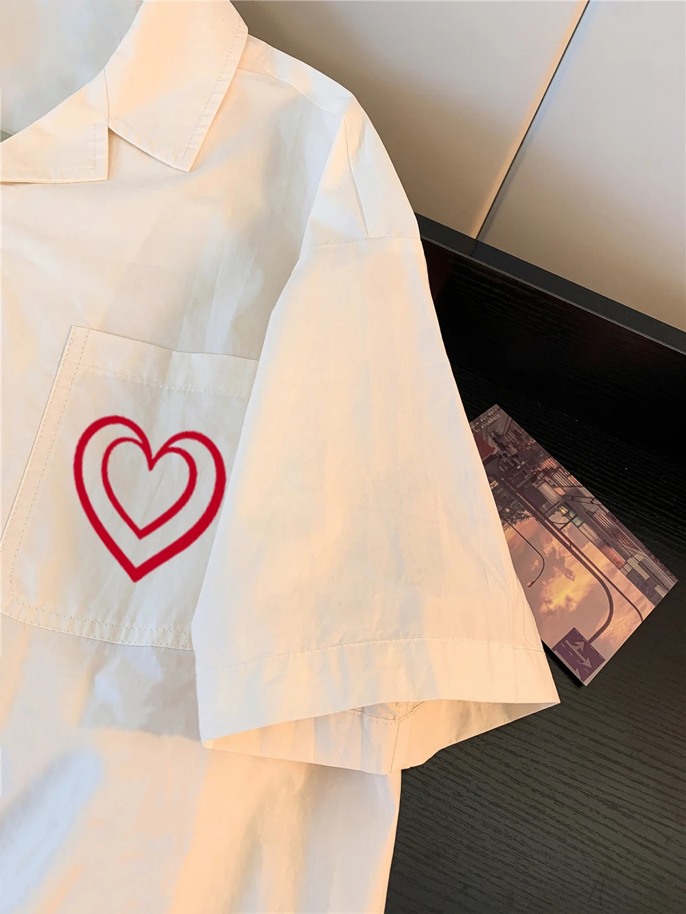 Faionable ort imprimé irt hommes motif coeur col rabattu coupe ample été Sle Version coréenne fonction de chaleur