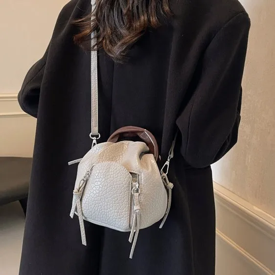 

Large-capacity Bags Are Popular for Women's Senior Luxury Designers, New Casual Messenger Bags, Portable Commuter Tote Bags.