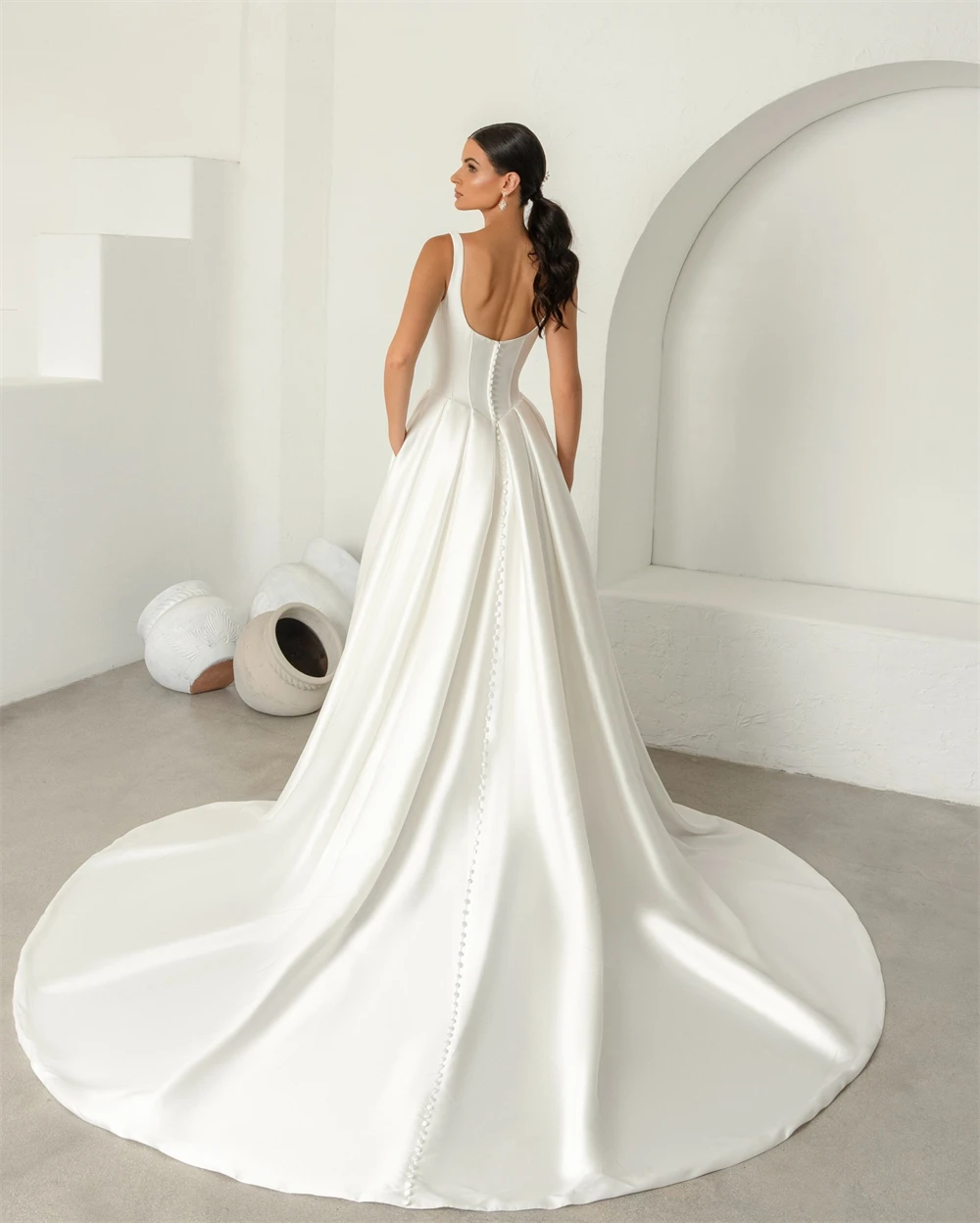 맞춤형 심플 새틴 웨딩 드레스 모던 스트랩리스 슬리브리스 웨딩 드레스 정교한 코트 트레인 특별한 행사 드레스