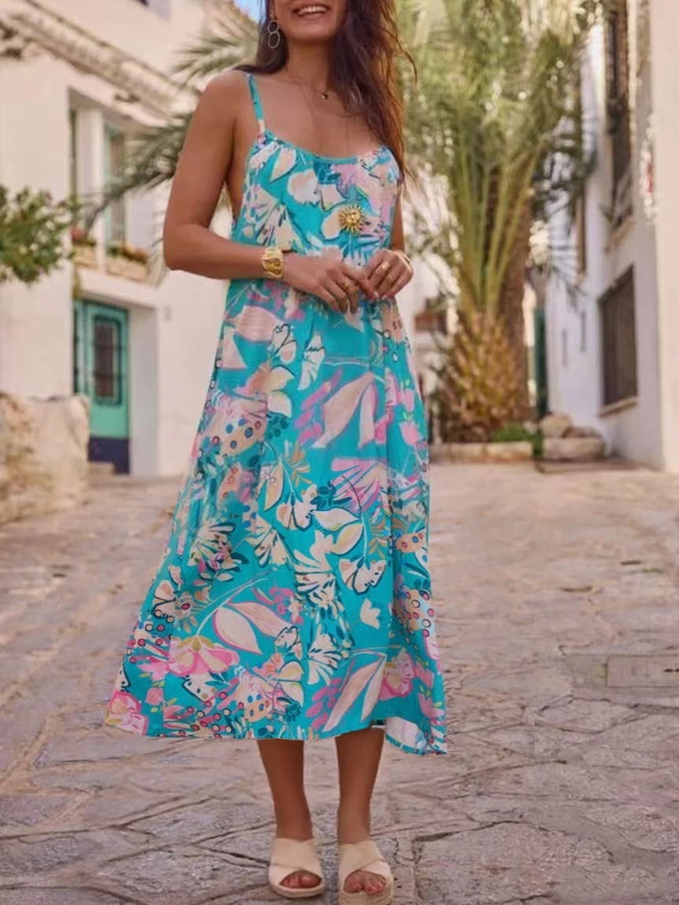 

Элегантное женское платье-халтер с принтом для отпуска