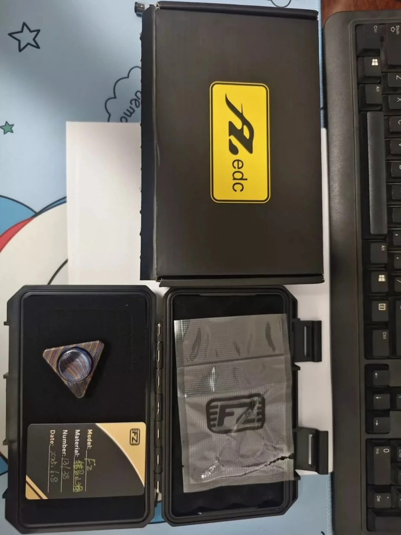 

FZedc Цирконий Маленький треугольный гироскоп на кончиках пальцев