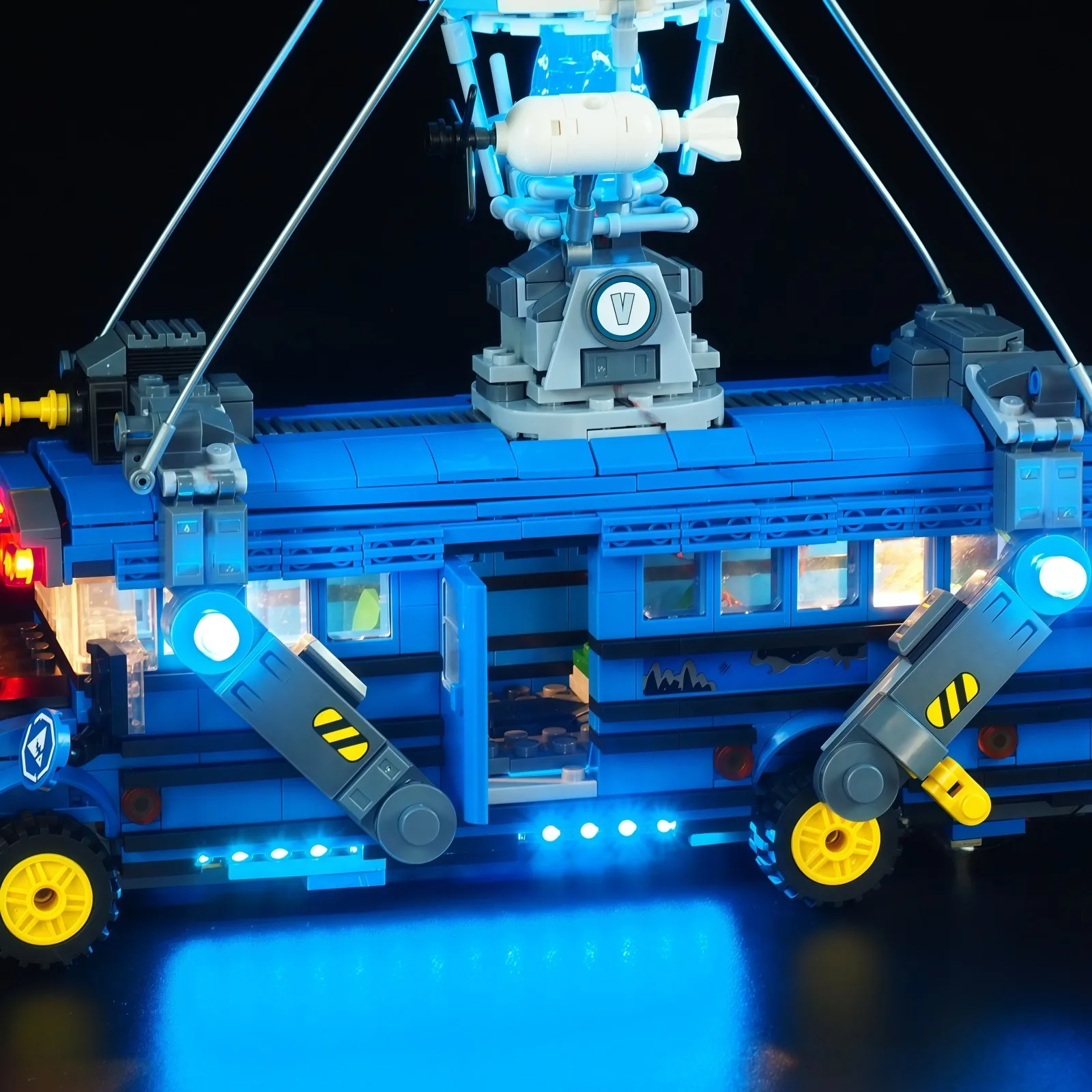 مجموعة إضاءة LED MAXCXT لسلسلة ألعاب حافلة المعركة LEGO 77073 مصباح ديكور ذاتي الصنع لا يشمل مجموعة مكعبات بناء ليغو ﻿