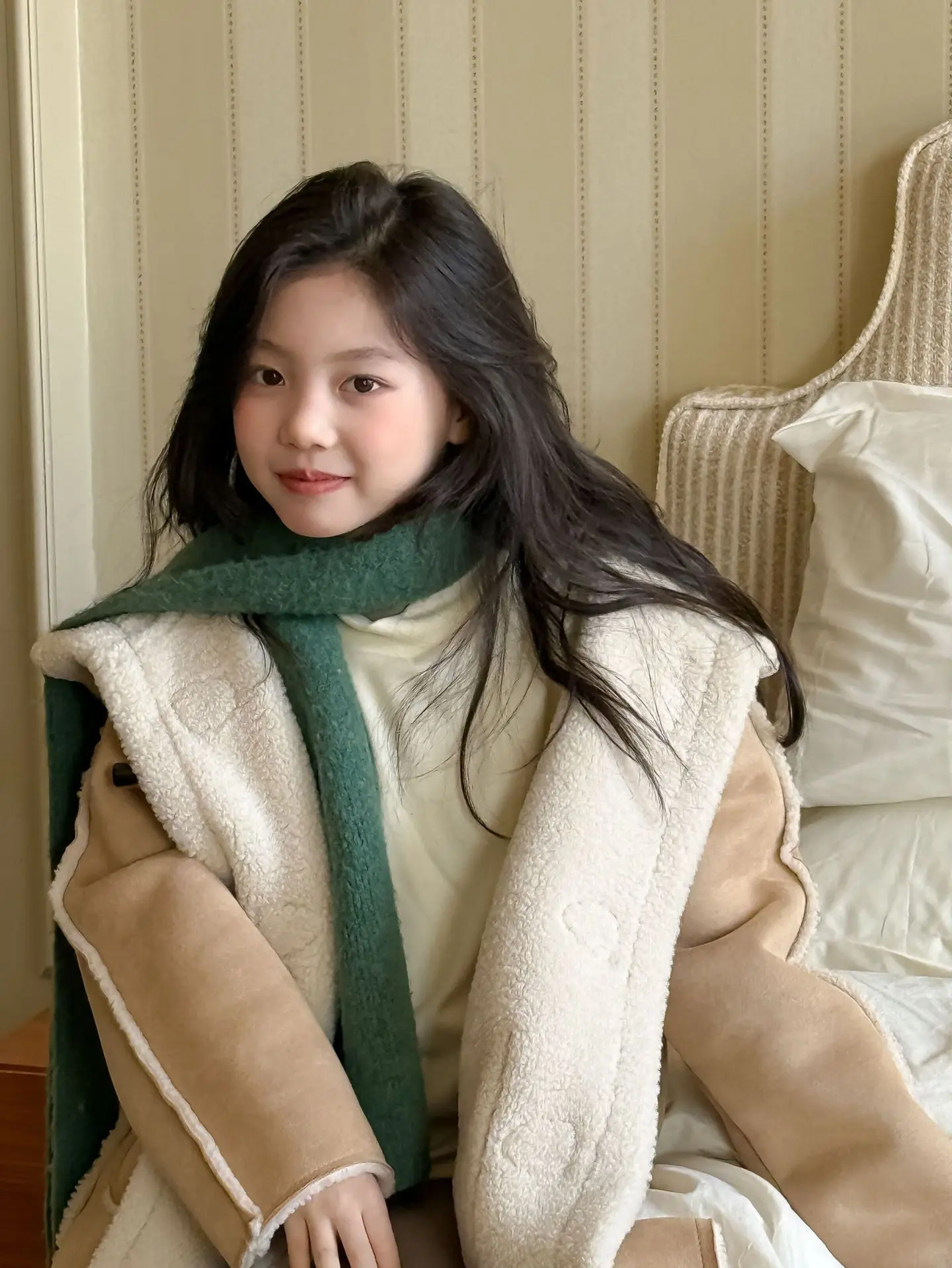 معطف الفتيات 2025 الخريف والشتاء ملابس الأطفال الجديدة الكورية نمط فتاة طفل موضة سميكة هوديي معطف الفرو الترفيه اليومي