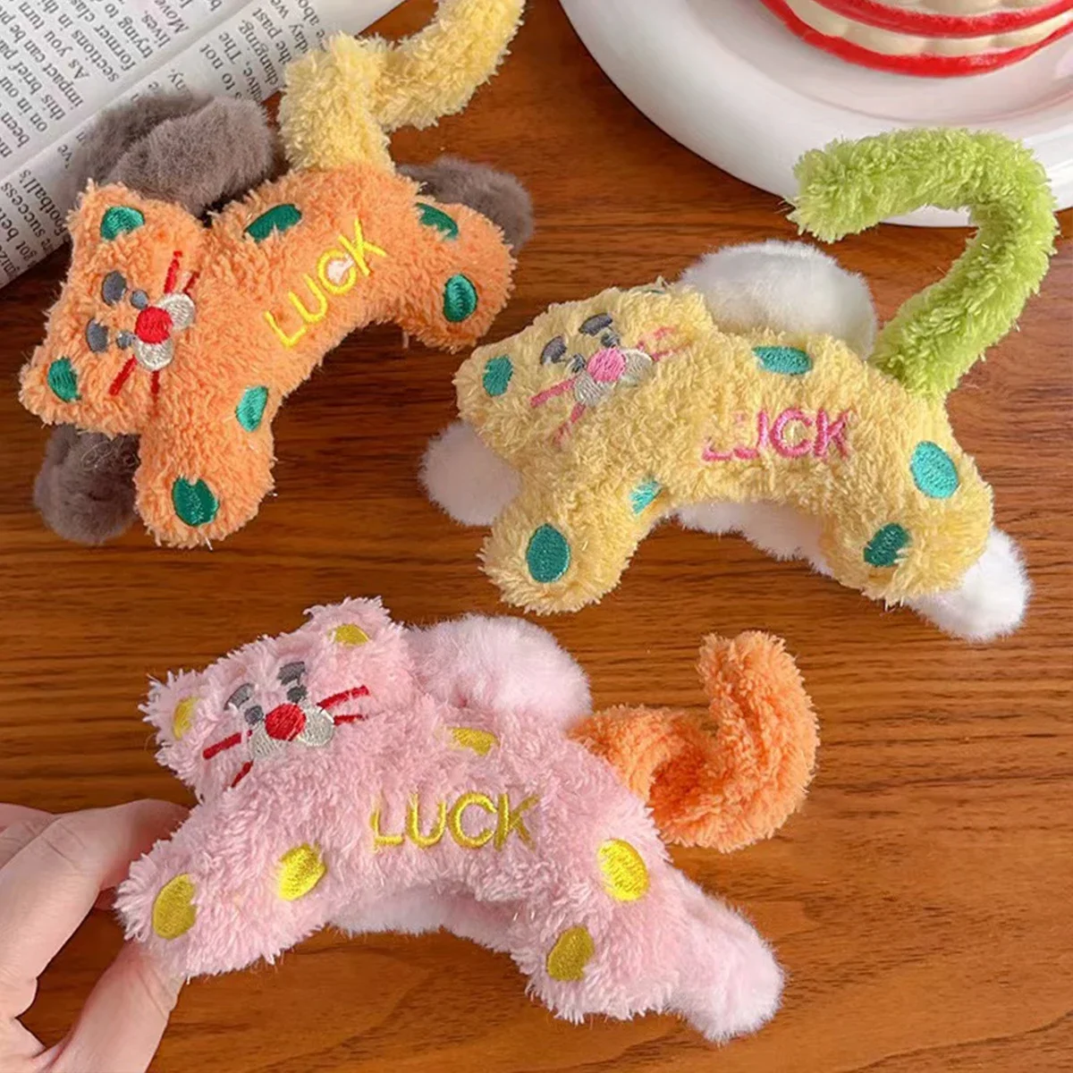 1pc autumn and winter plush hair clip fashion novel cute cute pet luck cat large back head hair shark clip