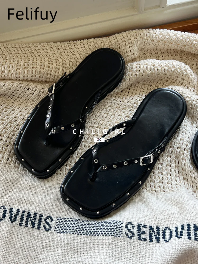 

Новые черные женские летние сандалии с заклепками, женская обувь на плоском каблуке, шлепанцы с пряжкой, уличные модные пляжные повседневные сандалии для женщин