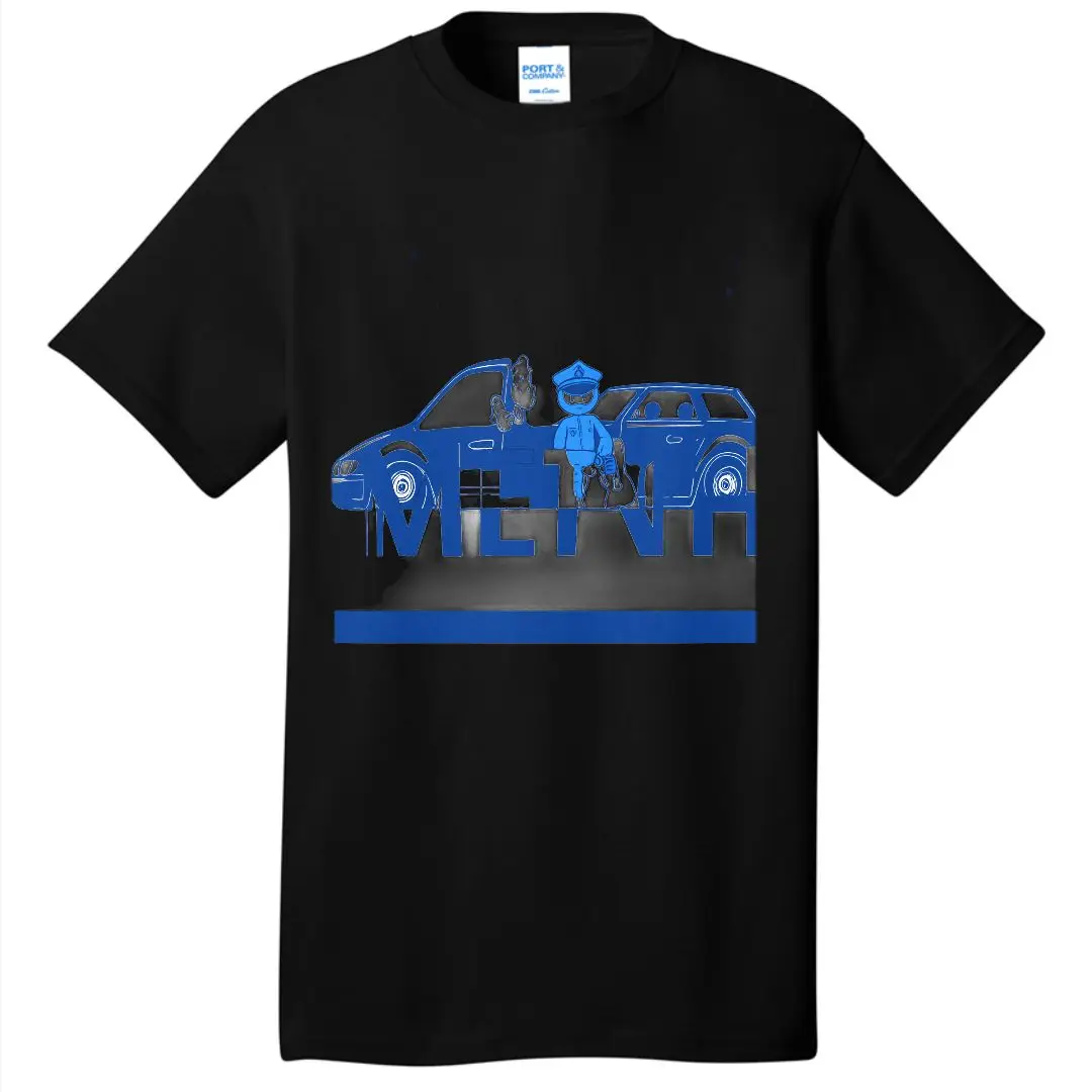 تي شيرت GILDAN أبيض بتصميم جرافيك أزرق - تي شيرت بأكمام قصيرة ورقبة دائرية على شكل سيارة كرتونية وشخصية كرتونية، يتميز بنص 'METHA' وهيوريزو #3