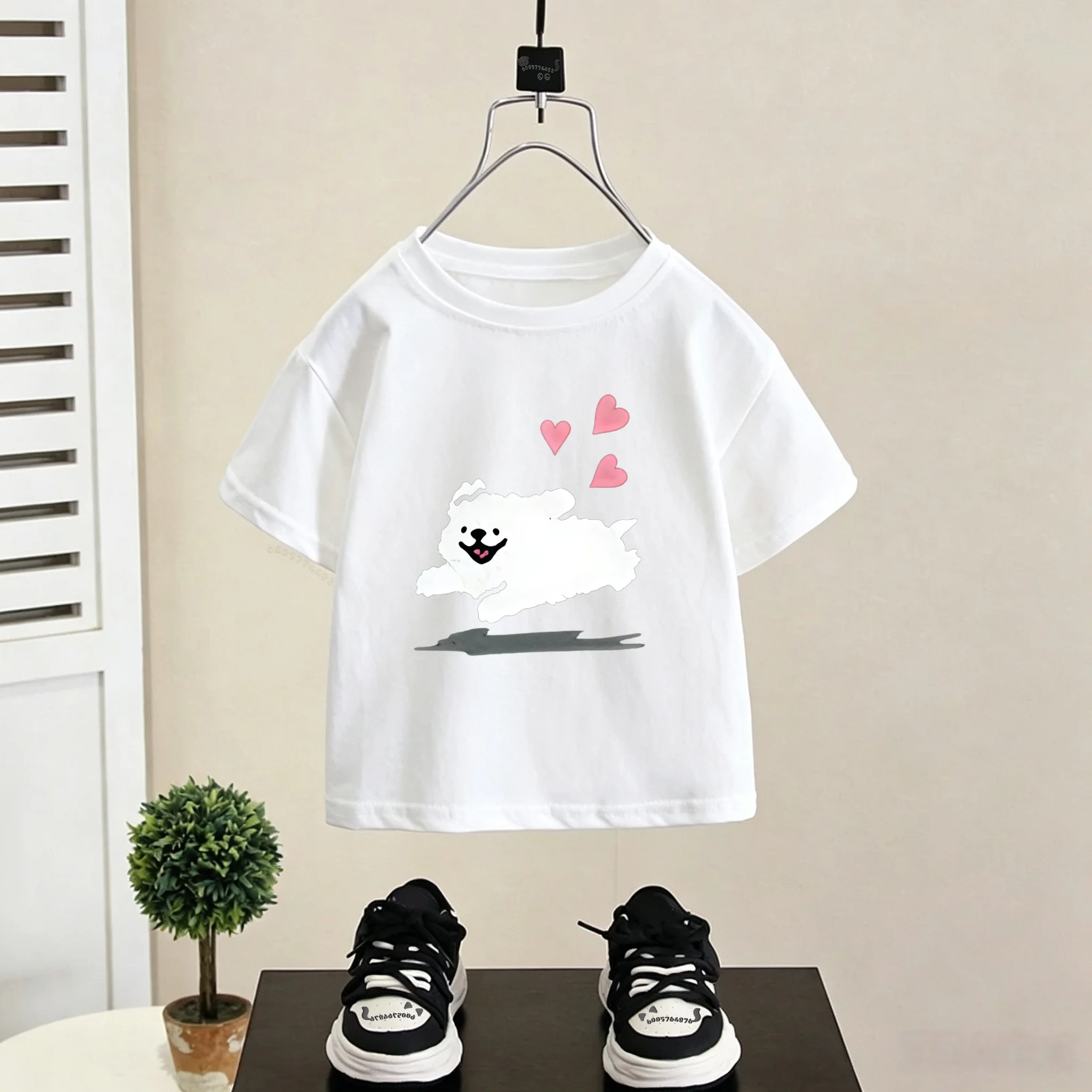 Cute little dog and heart-shaped printed children's round-neck cotton T-shirt, soft and comfortable top for boys and girls