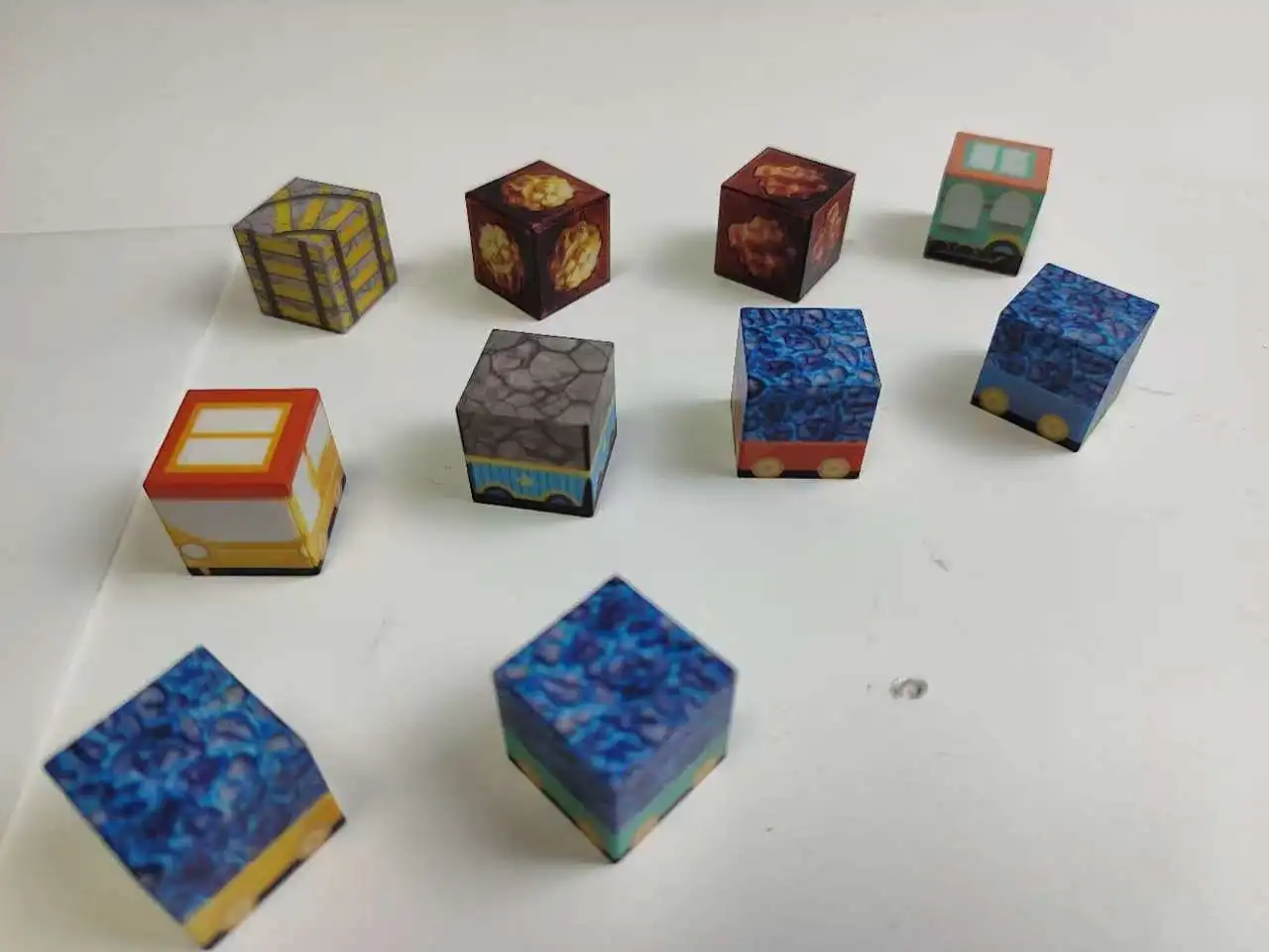 1 szt. losowy zestaw 100-elementowych, wielokolorowych, magnetycznych klocków konstrukcyjnych. To zabawki edukacyjne, które poprawiają koncentrację.