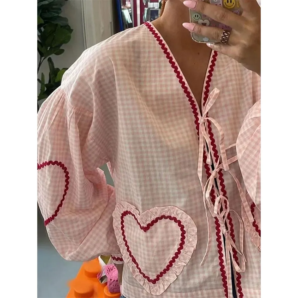 

Женская свободная блузка с V-образным вырезом и узором в виде сердечек, осенняя коллекция 2024, повседневный стиль