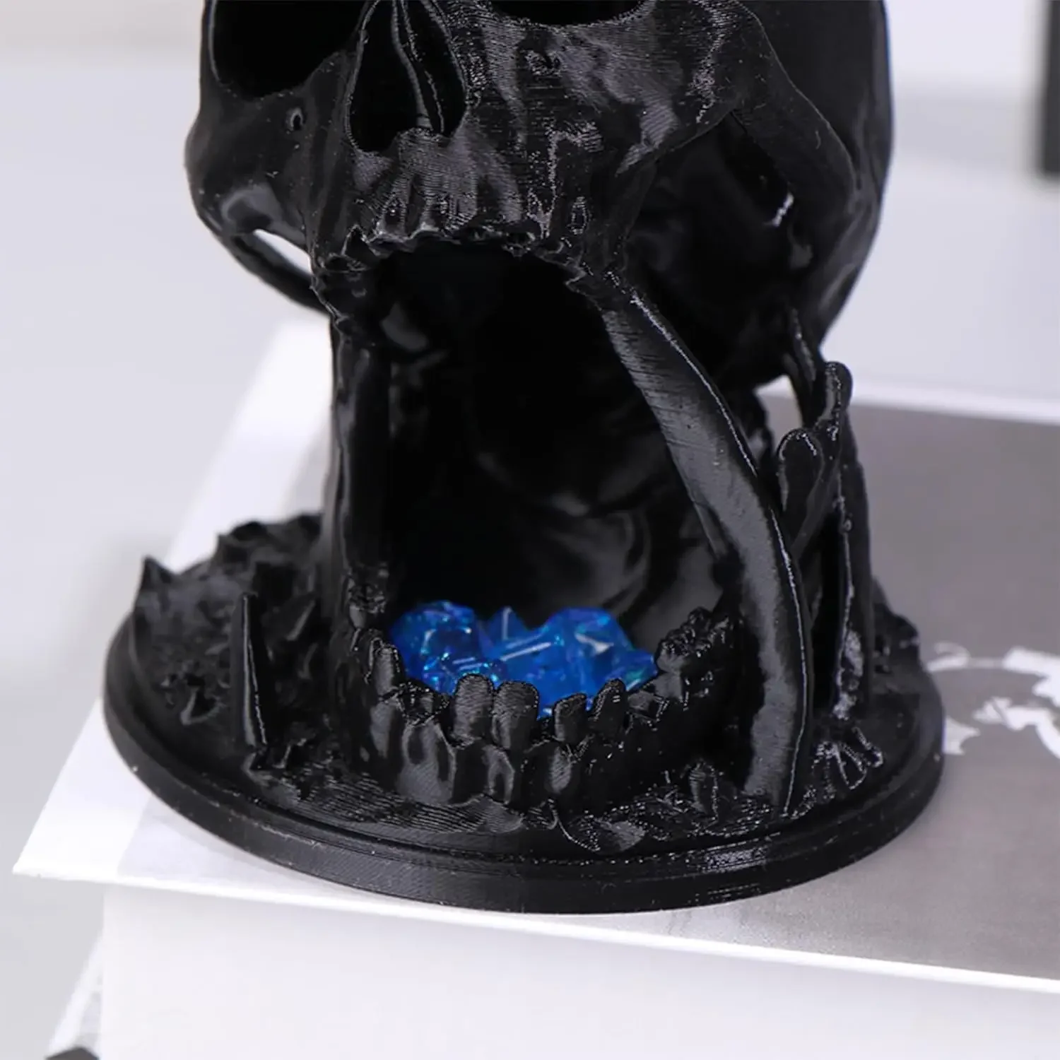 3D Printed Skull Dice Tower with Random 7Pcs D20 Dice Tabletop Game Toys Halloween Decor Gothic Ornaments for RPG & DND Gameplay