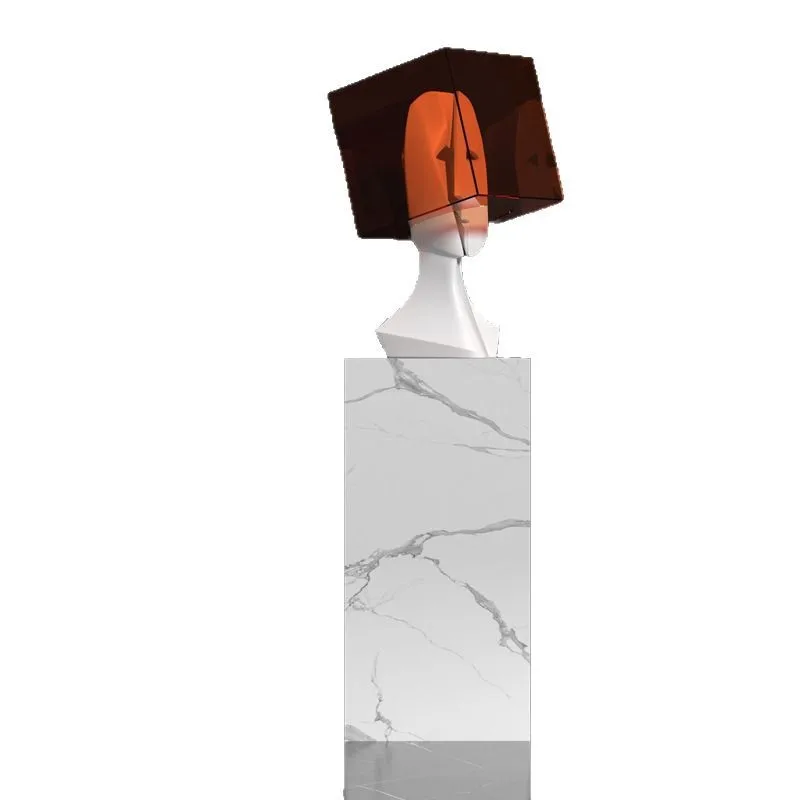 أفكار فنية، وحلي منحوتة على شكل قفص السجن، وديكورات أرضية على سلم نادي الفندق