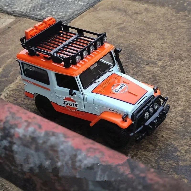 1:24 FJ Cruiser FJ40 Gulf ของเล่นโลหะโมเดลรถยนต์รถออฟโรดจำลองของสะสมโมเดลรถยนต์ของขวัญสำหรับเด็ก