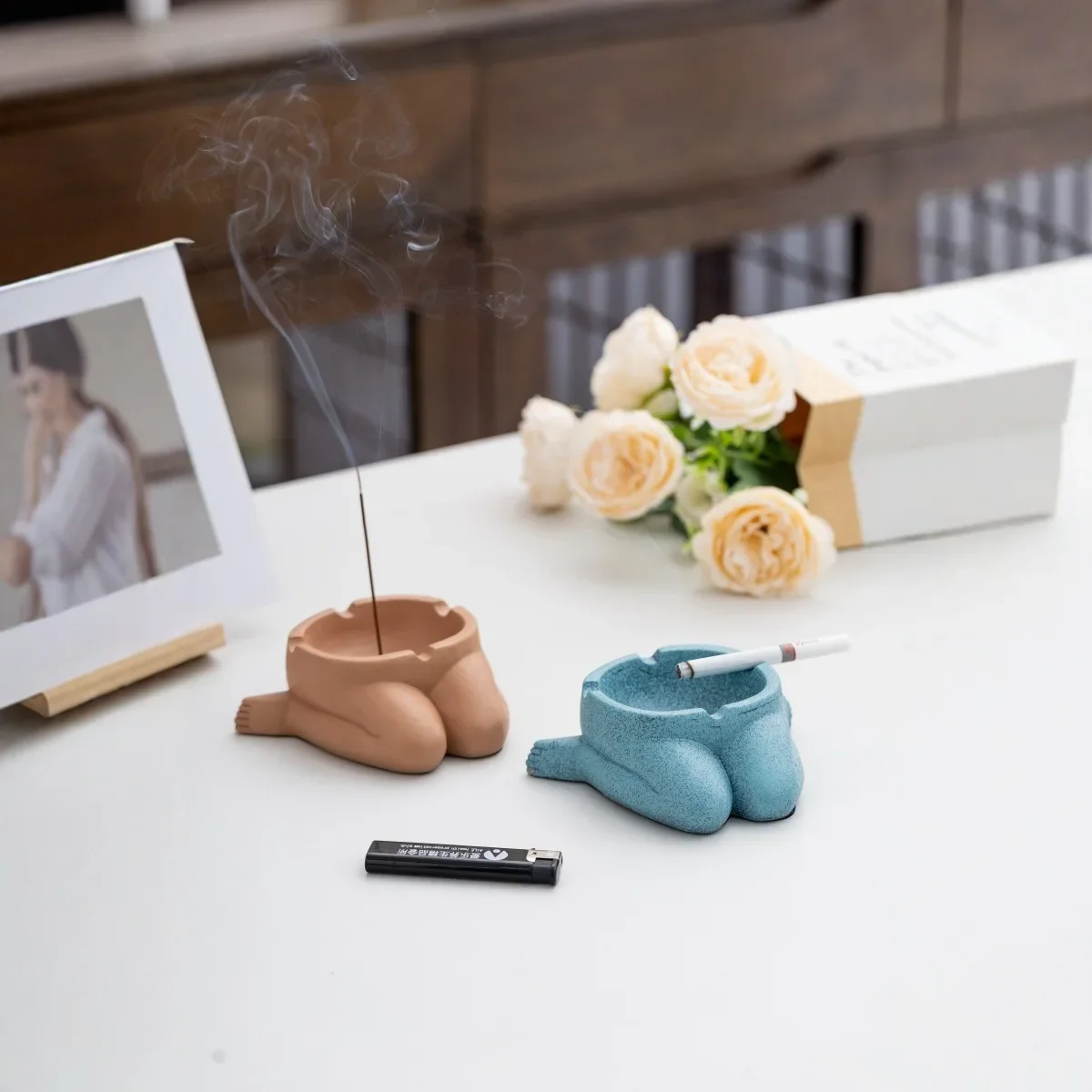Creative and Cute Human Ashtray Aromatherapy Base Incense Stick Tray Cigar Ashtray Abstract Nude Statue Home Accessories
