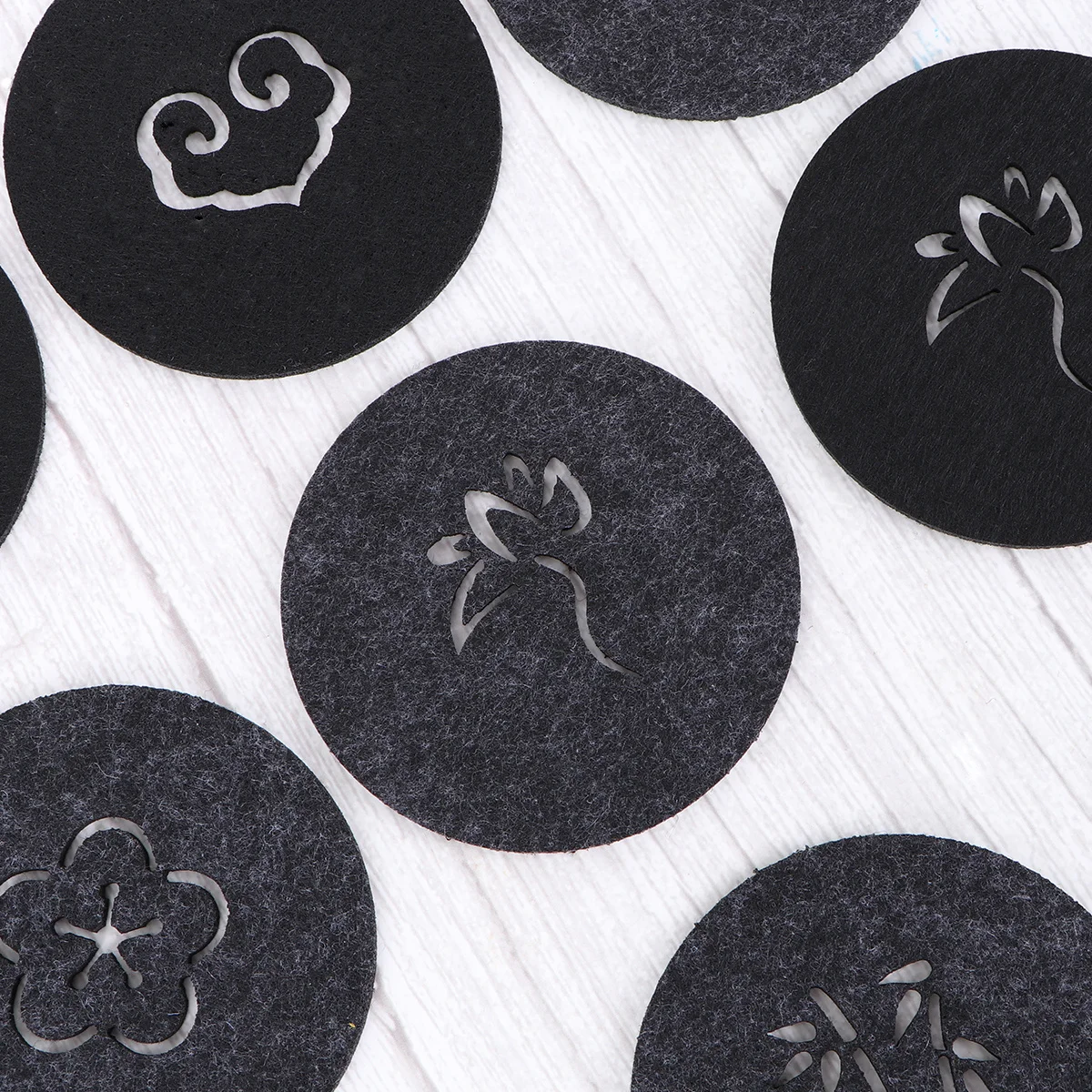 

20 шт. войлочных подставок для стаканов с полым узором, нескользящие, для защиты стола, подставки для напитков, защита от царапин, для дома и офиса