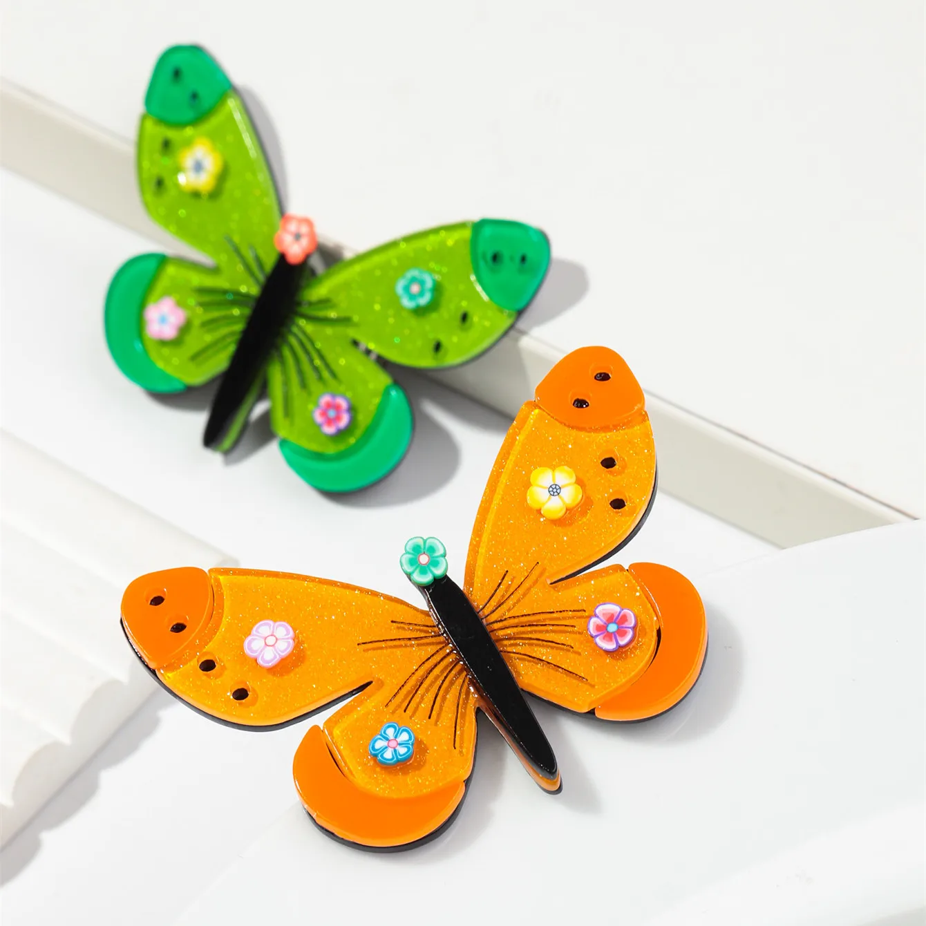 New Cute Butterfly Acrylic Brooches for Women Summer Insect Flower Brooch Lapel Pins Badge Fashion Jewelry Dress Accessories