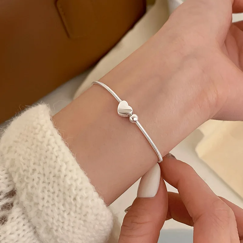 Braccialetti con ciondoli semplici per donne e ragazze Bracciale lucido a forma di cuore Accessori per gioielli di moda squisiti Regali di compleanno