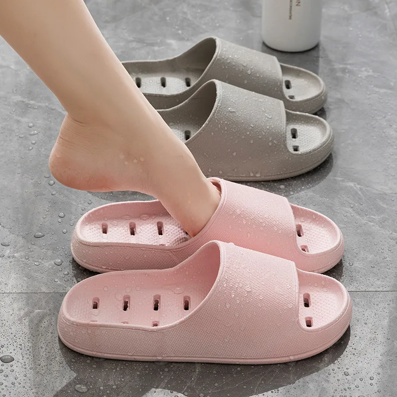 Zapatillas de baño suaves de EVA, toboganes de playa antideslizantes, zapatillas de baño para el hogar de secado rápido, zapatillas con fugas huecas para Hotel para hombres y mujeres