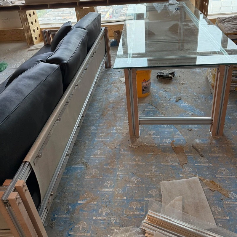 Eenvoudig en creatief berkenoceaanbord van aluminium profiel, fauteuil, vrijetijdsstoel in de woonkamer