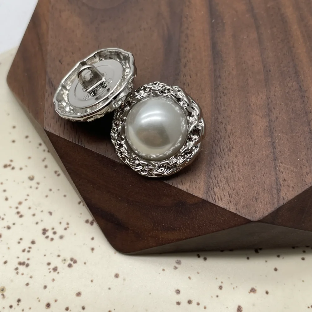 50 قطعة أزرار عصرية مشرق الذهب/الفضة اللون 15/20 مللي متر مطوي نمط أزرار معدنية أزرار اللؤلؤ الأبيض