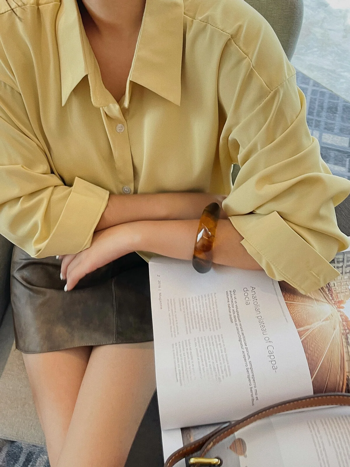 

Женская однотонная длинная рубашка свободного кроя для многослойного образа, универсальная, стройнящая, весна 2025, новая, с воротником-стойкой на пуговицах