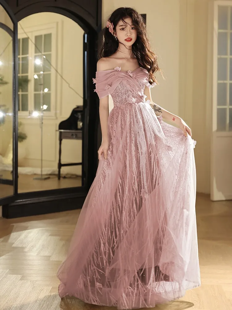 

A new pink light luxury and niche one-shoulder dress for art examination performance hosts