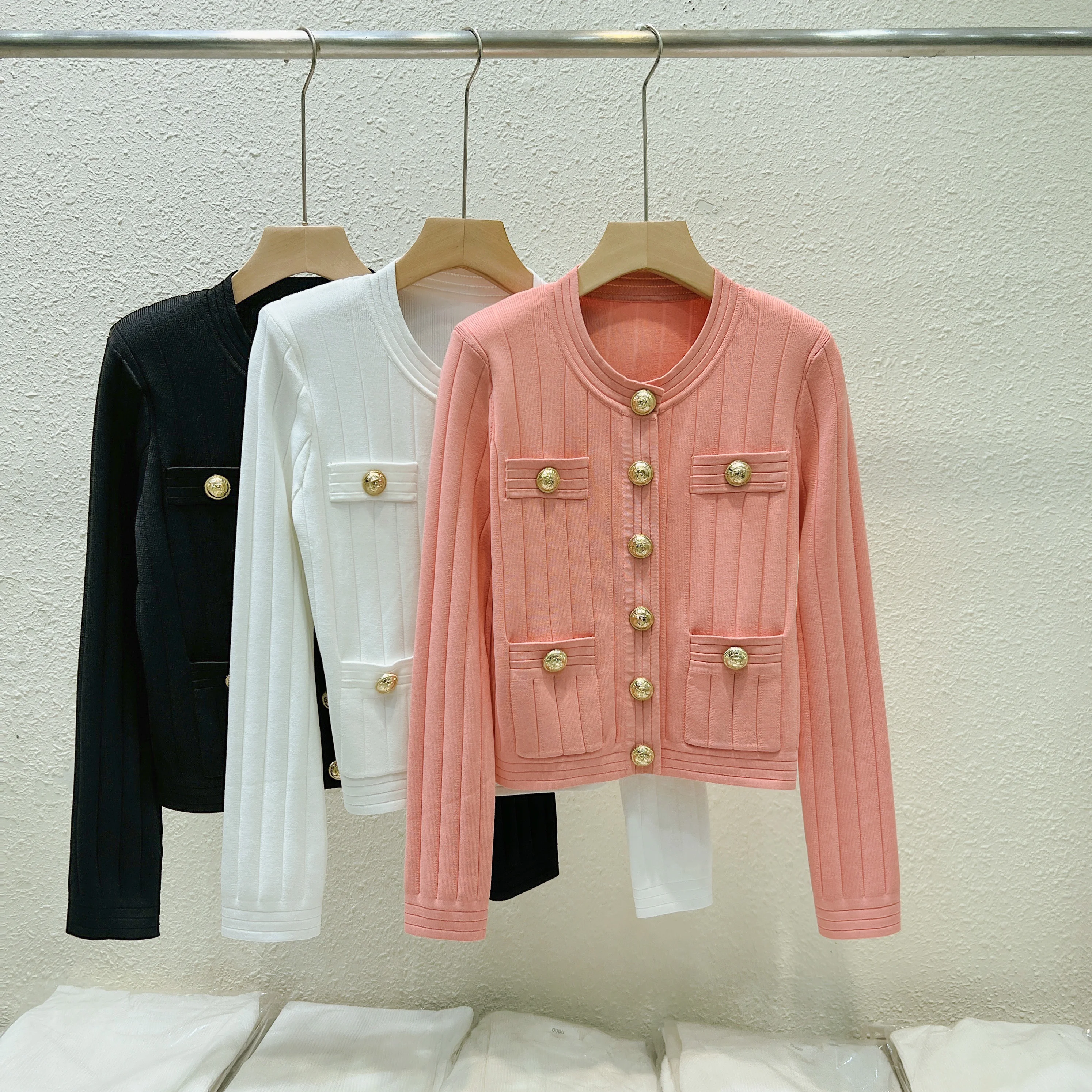 High Quality Women Autumn New V-neck Gold Buttons Long-Sleeved Shoulder Pads Knitted Cardigan Sweater Top