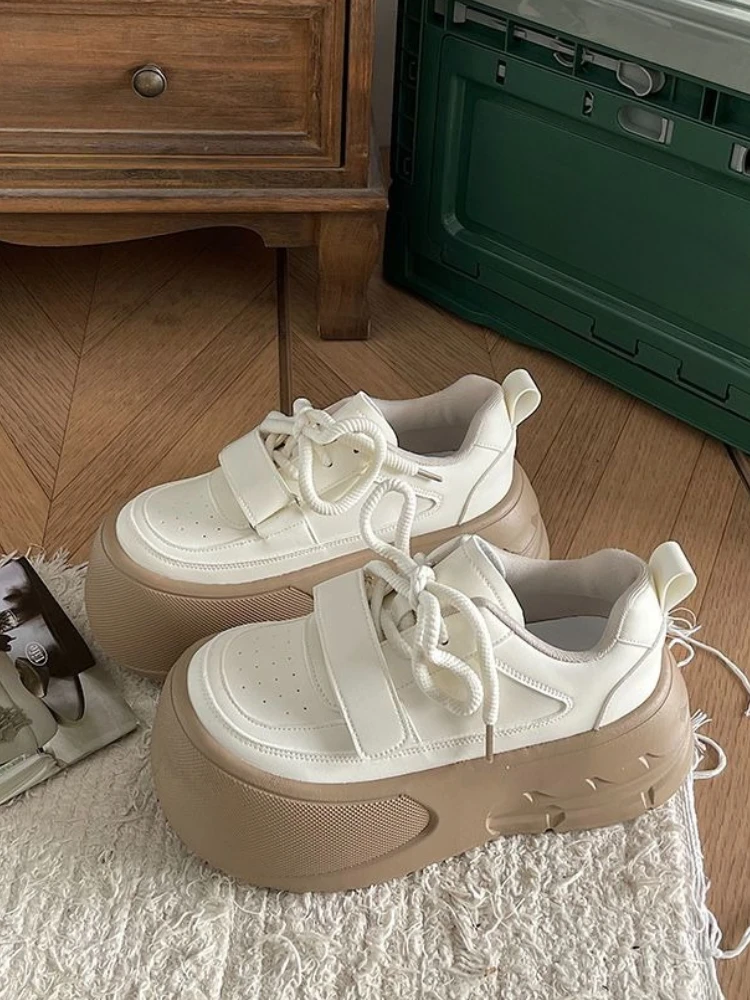 

2025 Spring Hot Sale White Sneakers Women Thick Platform Retro Design Lightweight Sneakers for Everyday Sports