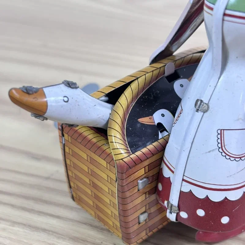 [Funny] [New] Classic collection Retro Clockwork Wind up Metal Walking Tin farmer robot woman with the goose Mechanical toy gift