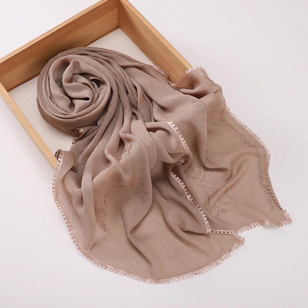 Strass-Besetzter Hijab aus Knitterbaumwolle mit Spitzen- und Quastenrand Muslimisches Damen-Kopftuch Eleganter Damenschal Islamisches Kopftuch – Detail 2