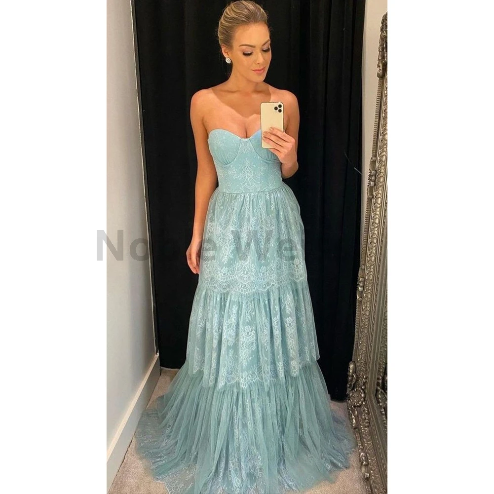 恋人のようなレースのAラインイブニングドレス、床丈のエレガントなティアードパーティードレス、カスタマイズ可能