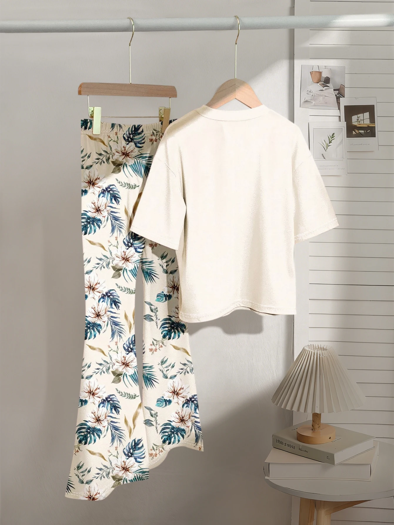 2Pcs Girls' Spring/Summer Outfit Set: Fun Print Short-Sleeve T-Shirt + Floral Print Straight-Leg Flared Pants, Fashionable and Elegant Vacation Style Children's Clothing, Suitable for Summer Outings, Travel, Parties, and Performances