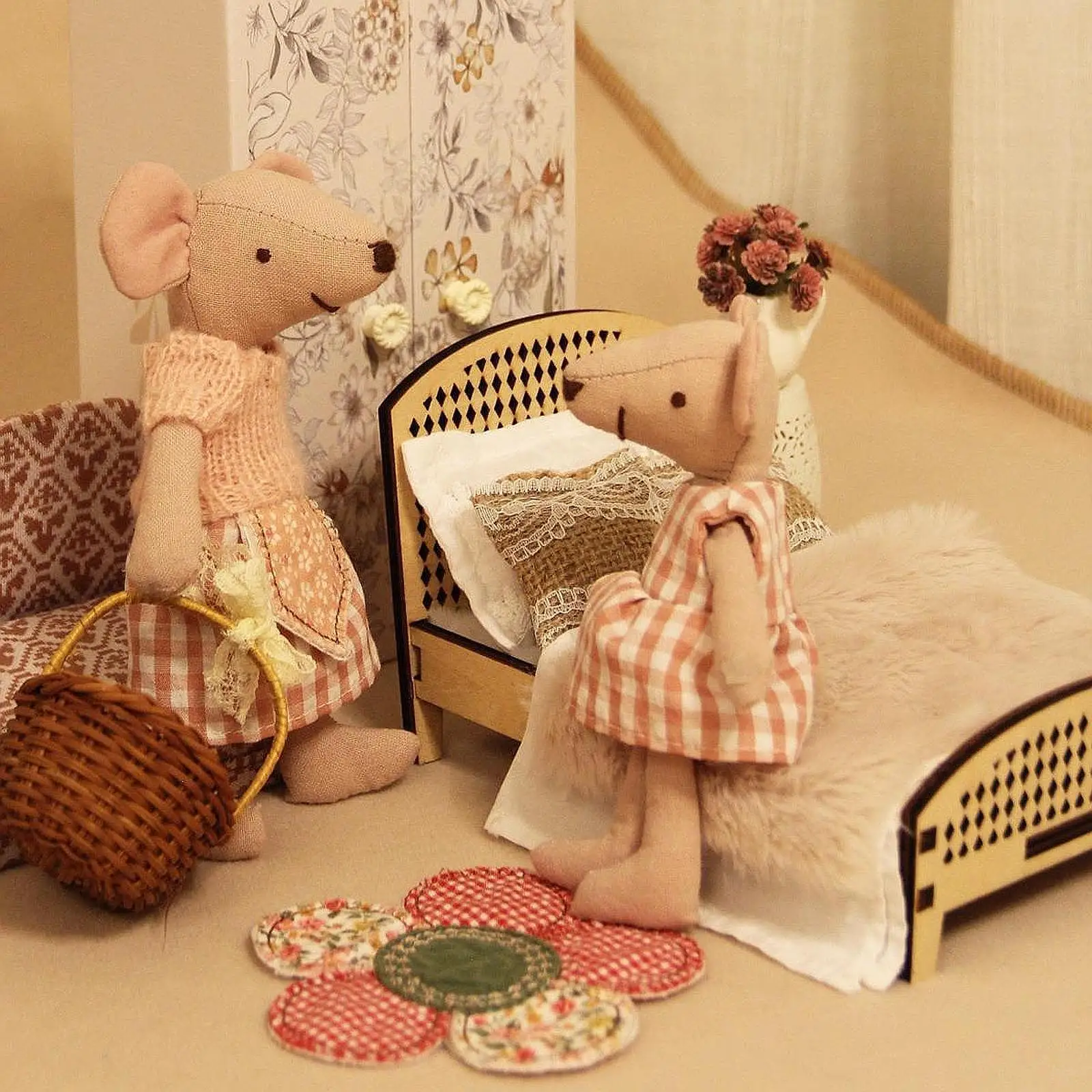 

1:12 Scale Dollhouse Double Bed Bedroom Micro Scene Kids Pretend Play Toy Doll