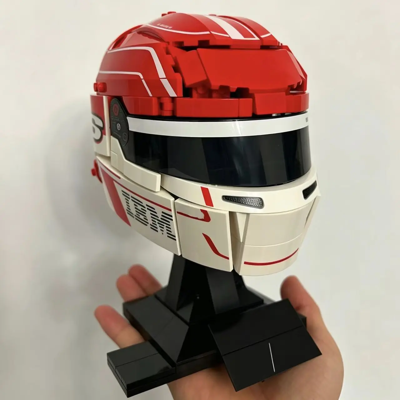 2026 New 886pcs Popula Racing Car Racing Driver Charles Helmet White Red Building Block Puzzle Model Toys Ornament Birthday Gift view 4