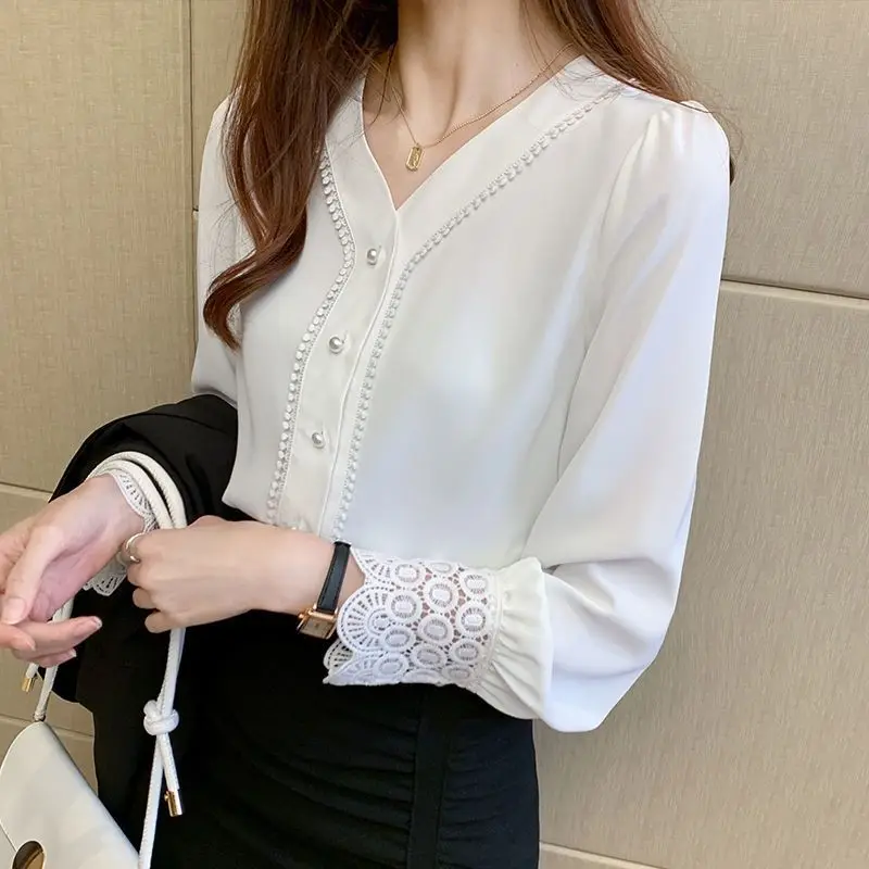 Frauen Spitze Patchwork Perlen schicke elegante Hemden Frühling Herbst Mode Büro Dame weiß lässig Blusen V-Ausschnitt Langarm Tops