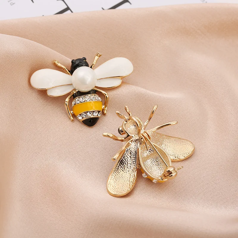 Cartoon Insect Enamel Honeybee Pins Cute Metal Bee Pearl Brooch Bag Clothes Lapel Pin Funny Animal Fashion Jewelry Gifts for Fri