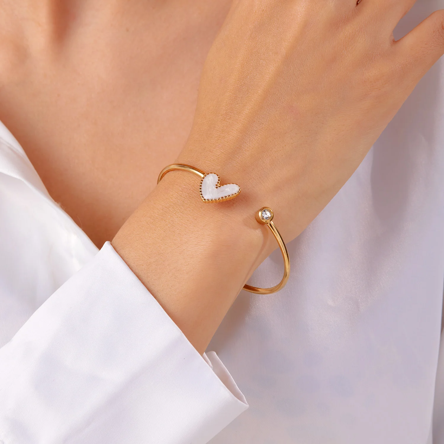 Neue Trendy Vergoldete Einfache Herz Manschette Armreifen für Frauen Hohe Qualität Edelstahl Kristall Armbänder Wasserdicht Schmuck – Detail 4