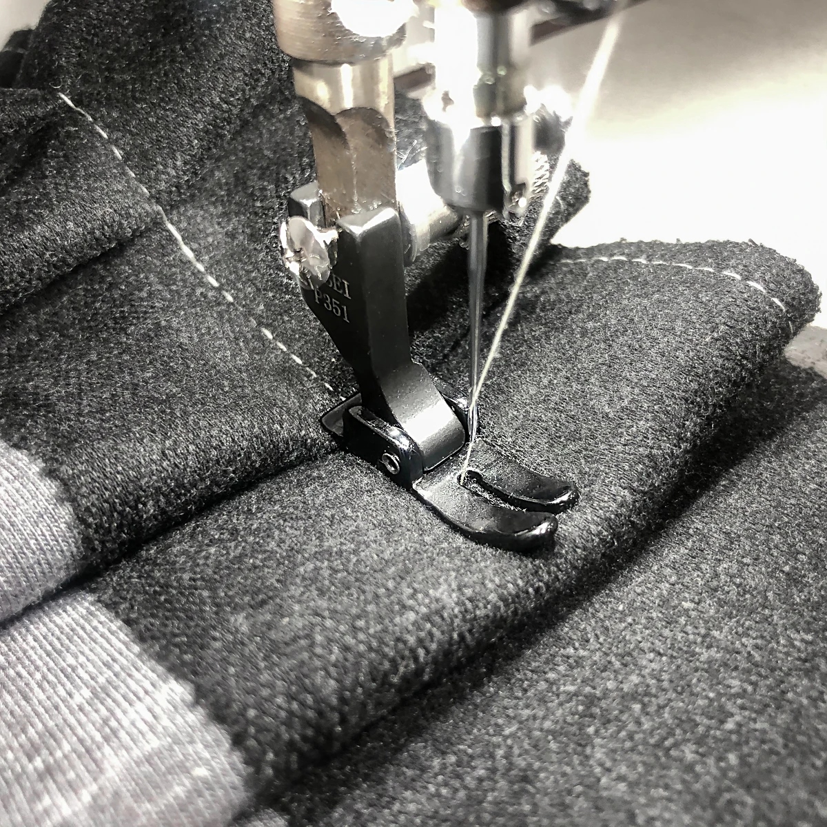 두껍고 얇은 직물을 위한 새로운 블랙 마법사 노루발, 스티치를 건너뛰지 않고 부드러운 작동